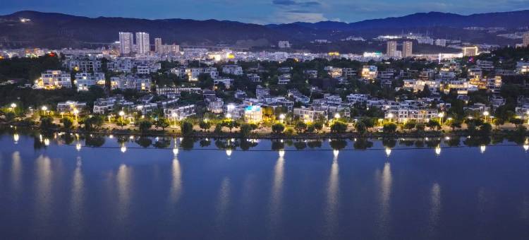 越好·绿荫树下·森系花园全海景度假别墅(大理高铁站洱海公园店)图片