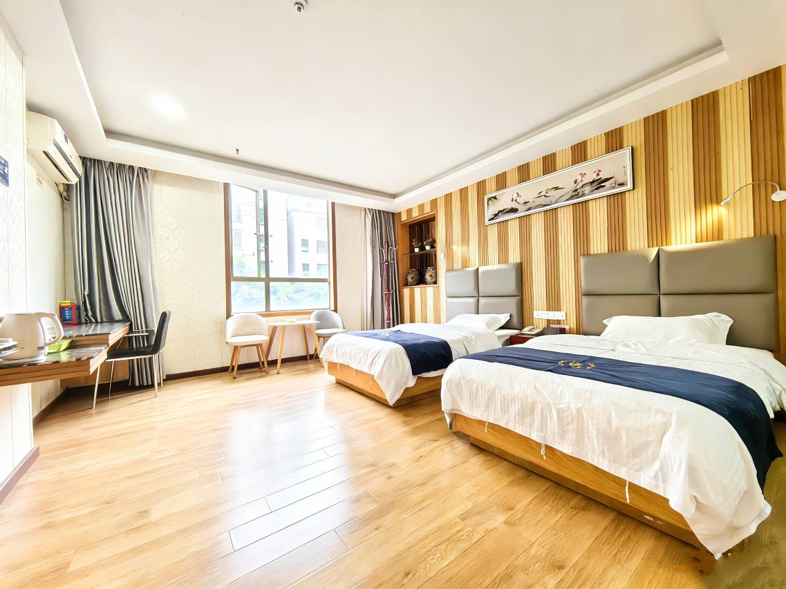 家馨商务宾馆(清远龙塘轻轨店)