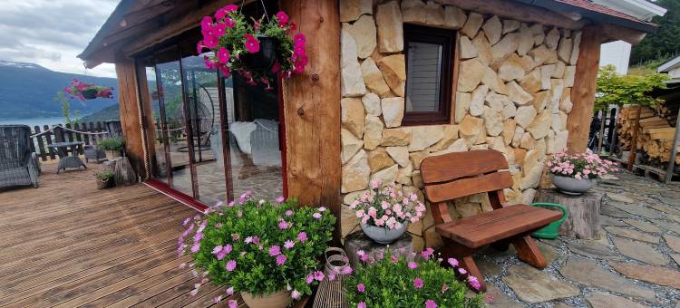 Mountain & Fjord View Apartment | Private Garden & Hot Tub图片