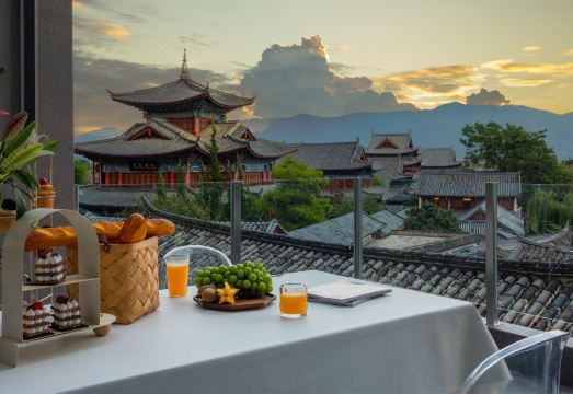 丽江古城淳时·执一观古城全景咖啡民宿外景图