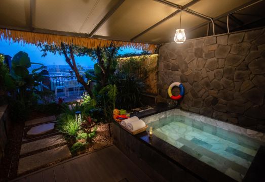 Huaqianzhu Hot Spring Hotel (Kunming Dianchi Xishan Scenic Area) over view