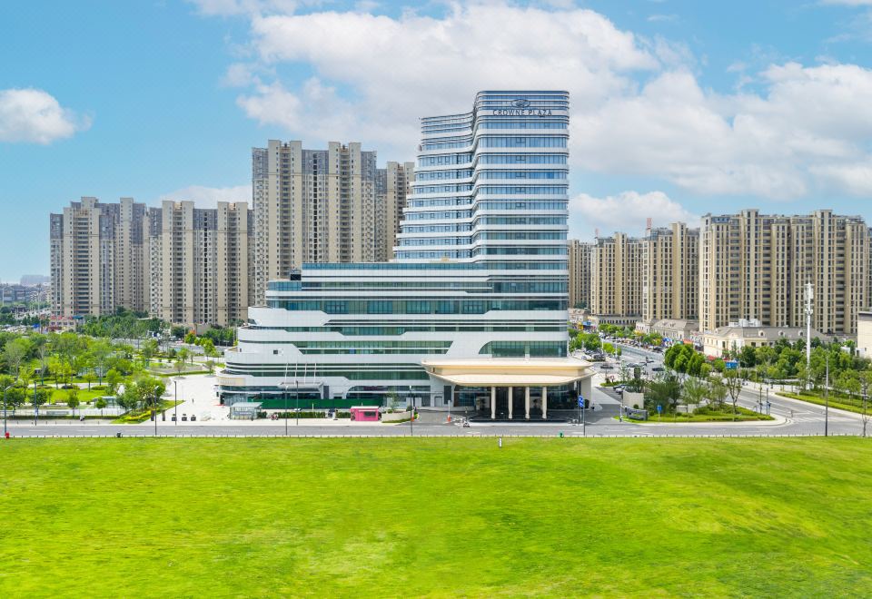 泰兴皇冠假日酒店外景图
