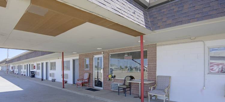 First Inn by OYO Quinter Hwy 70图片