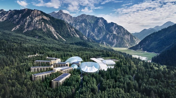 5-Day Trip Select · Autumn & Winter Sichuan Luxury: Pandas, Jiuzhaigou & Huanglong · Full IHG Brand Hotels Experience · VIP Lounge Access