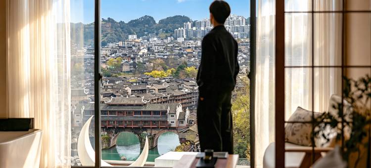 山谷·花间︱览旷世夜色·赏半山江景·禅意云舍(凤凰古城店)图片