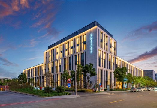 上海滴水湖临港星际美高酒店外景图