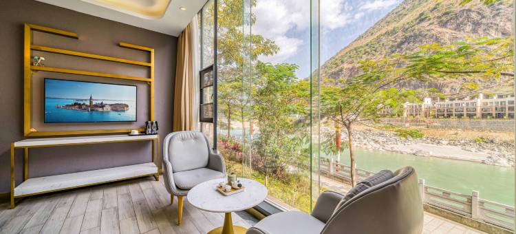 怒江泸水四月天江景酒店(怒江西岸店)图片