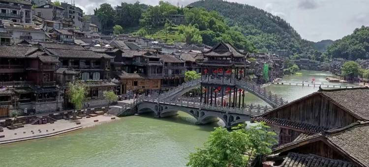凤凰泊言江景民宿(凤凰古城店)图片