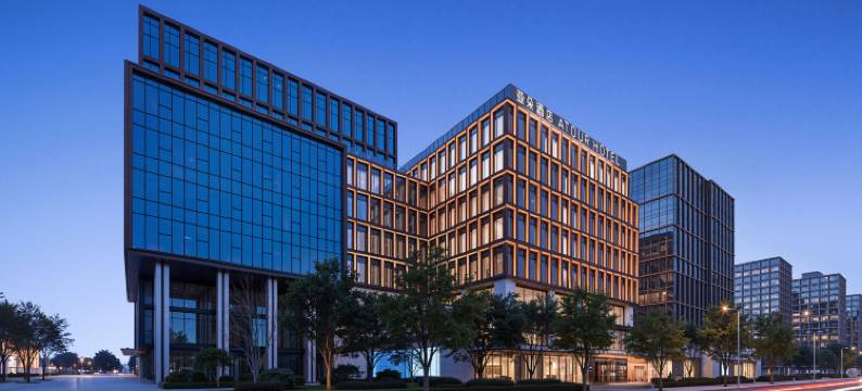 郑州龙湖金融岛清华附中亚朵酒店图片