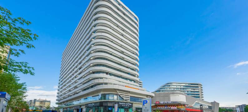 肇庆·富米FullmeCinemaBathtub设计酒店(七星岩东门广场店)图片