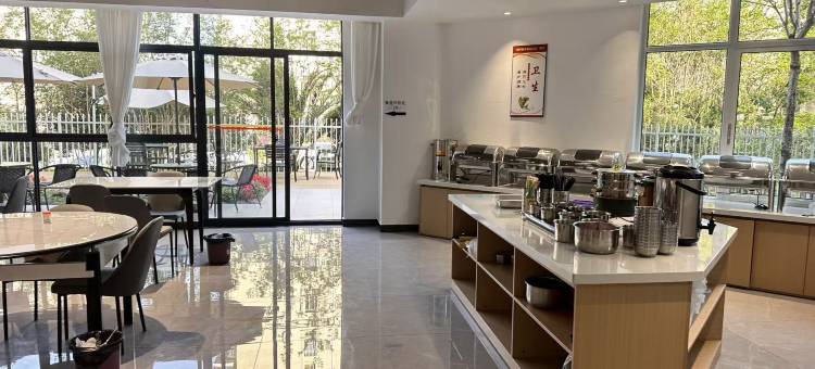 腾冲浅山临湖温泉民宿(东湖公园闫家塘美食城店)图片