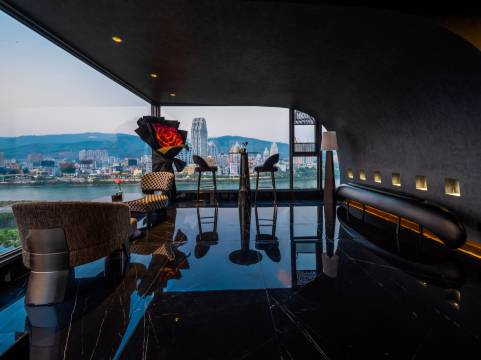 曼瑟维拉·地标高空江景酒店(西双版纳景洪泼水广场江边夜市店)图片