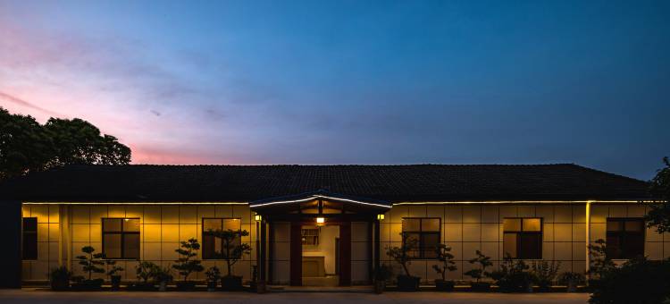 暖云涧民宿(三峡机场店)图片