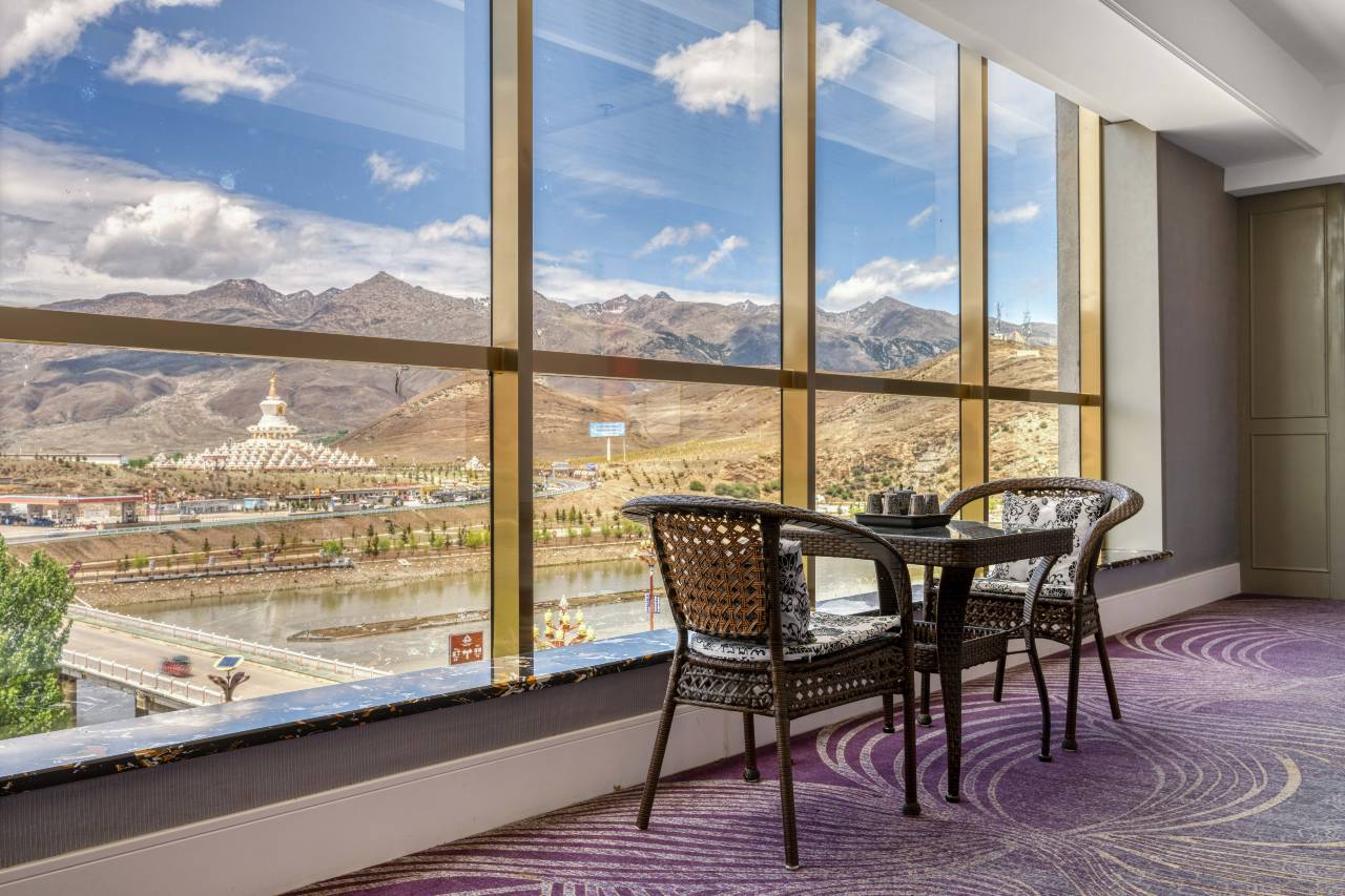 兰欧酒店(稻城滨河路店)图片