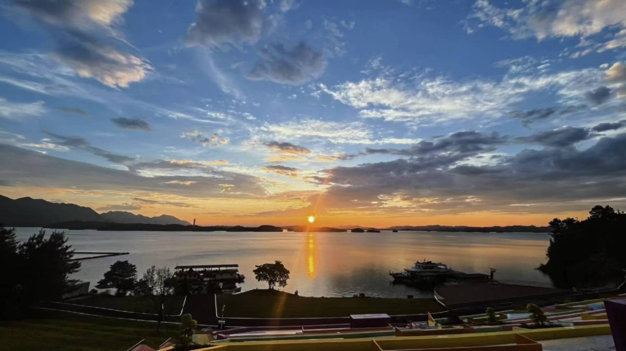 青青溪岸|360°无边泳池·一线江景度假美宿图片