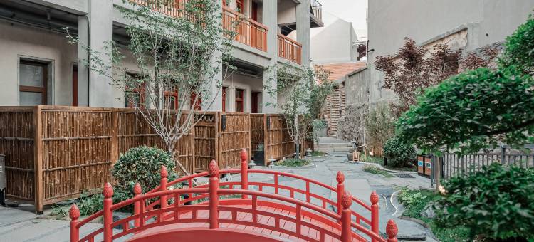 顺德府角堡客栈(青岛栈桥中山路地铁站店)图片