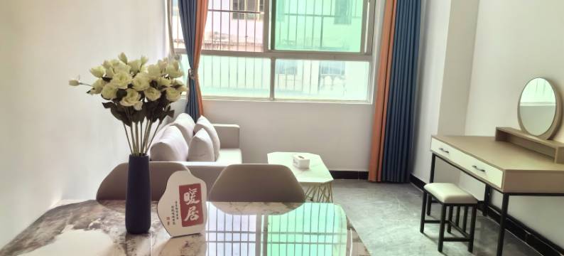 Run into　湖畔偶遇·影音美宿(西湖水东街店)图片