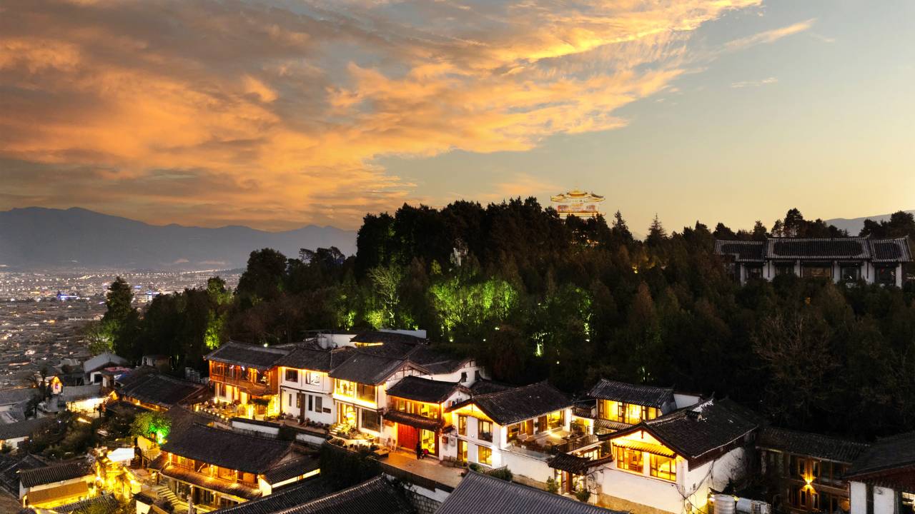 丽江古城半山归吾•山隐日照金山丨观古城全景美宿(大水车店)图片
