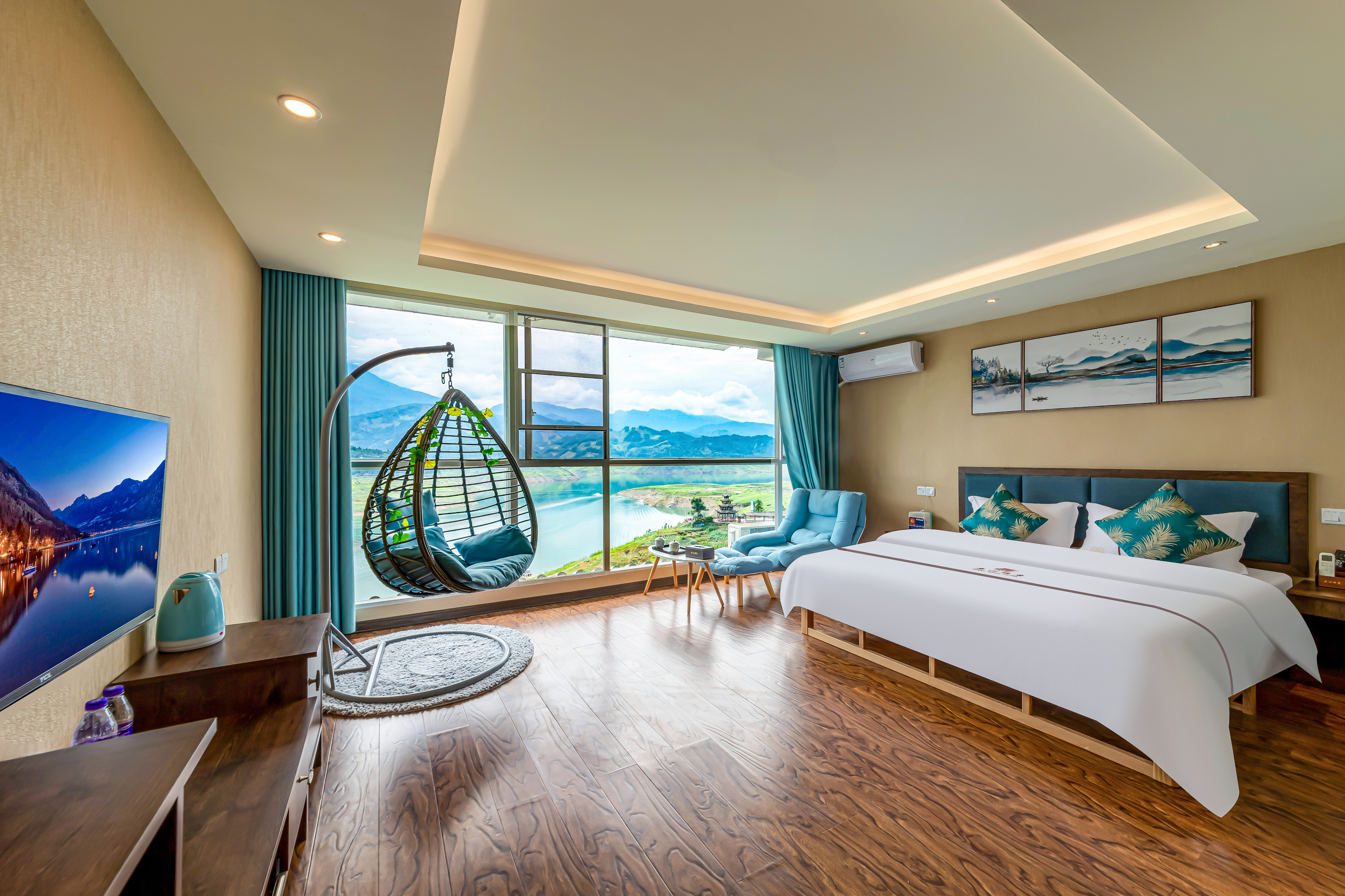 Table Mountain · Mountain View Lakeside · Luxury Retreat Hotel (Yanv Lake) Over view