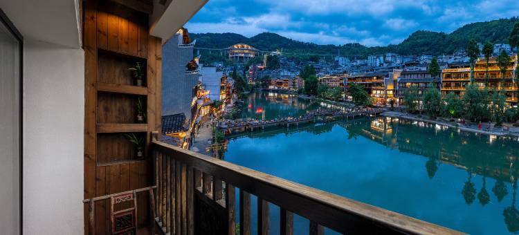凤凰金水岸丨沱江180度夜景·苗绣艺术丨古城观景酒店图片