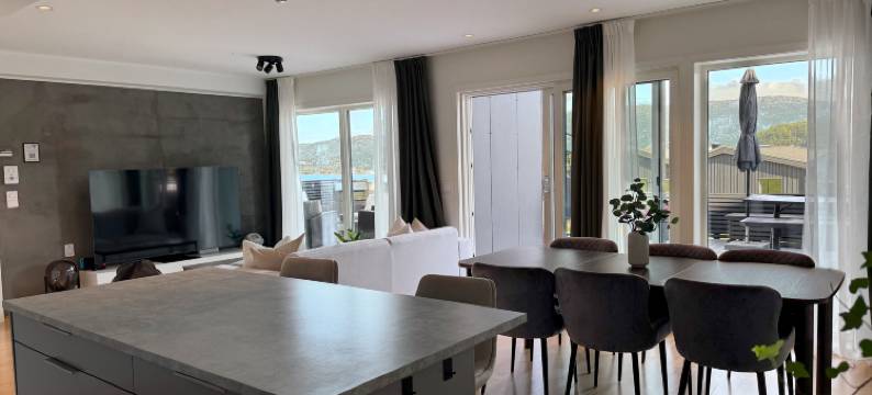 Large luxurious apartment with private terrace and parking图片