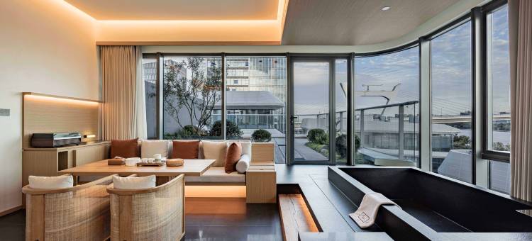 宁波老外滩文创港等风来酒店图片