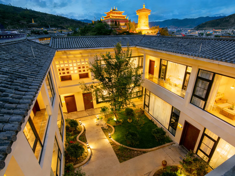 香格里拉润境逸贤居设计师供氧民宿(独克宗古城大佛寺转经筒店)