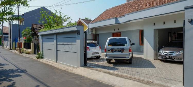 红多兹Kudus City城市广场家庭旅馆 2(RedDoorz near Alun Alun Kudus 2)图片