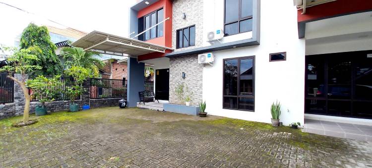 Urbanview锡巴亚克之家谏义里市火车站酒店(Urbanview Sibayak House near Stasiun Kediri)图片