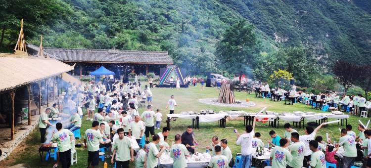 那秋药泉山居图片