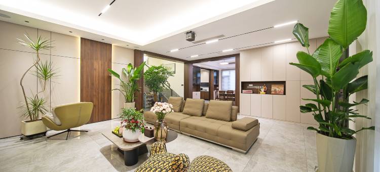 朵朵和满意的小院图片