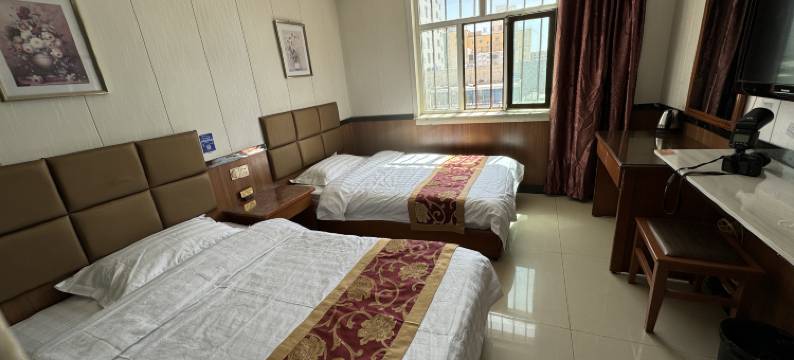 华东商务酒店(格尔木八一路地下商业街昆仑公园店)图片