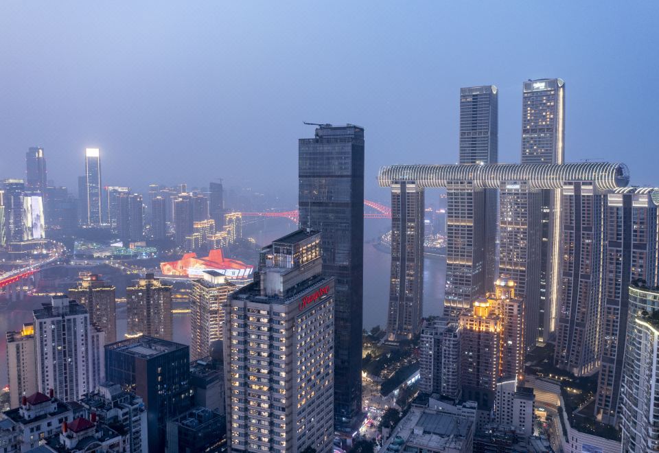 重庆解放碑洪崖洞江景希尔顿欢朋酒店外景图