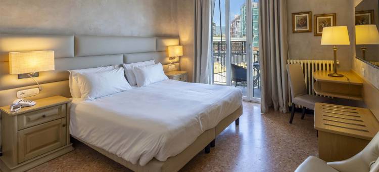 戴安诺码头宫殿 B&B 酒店(B&B Hotel Diano Marina Palace)图片