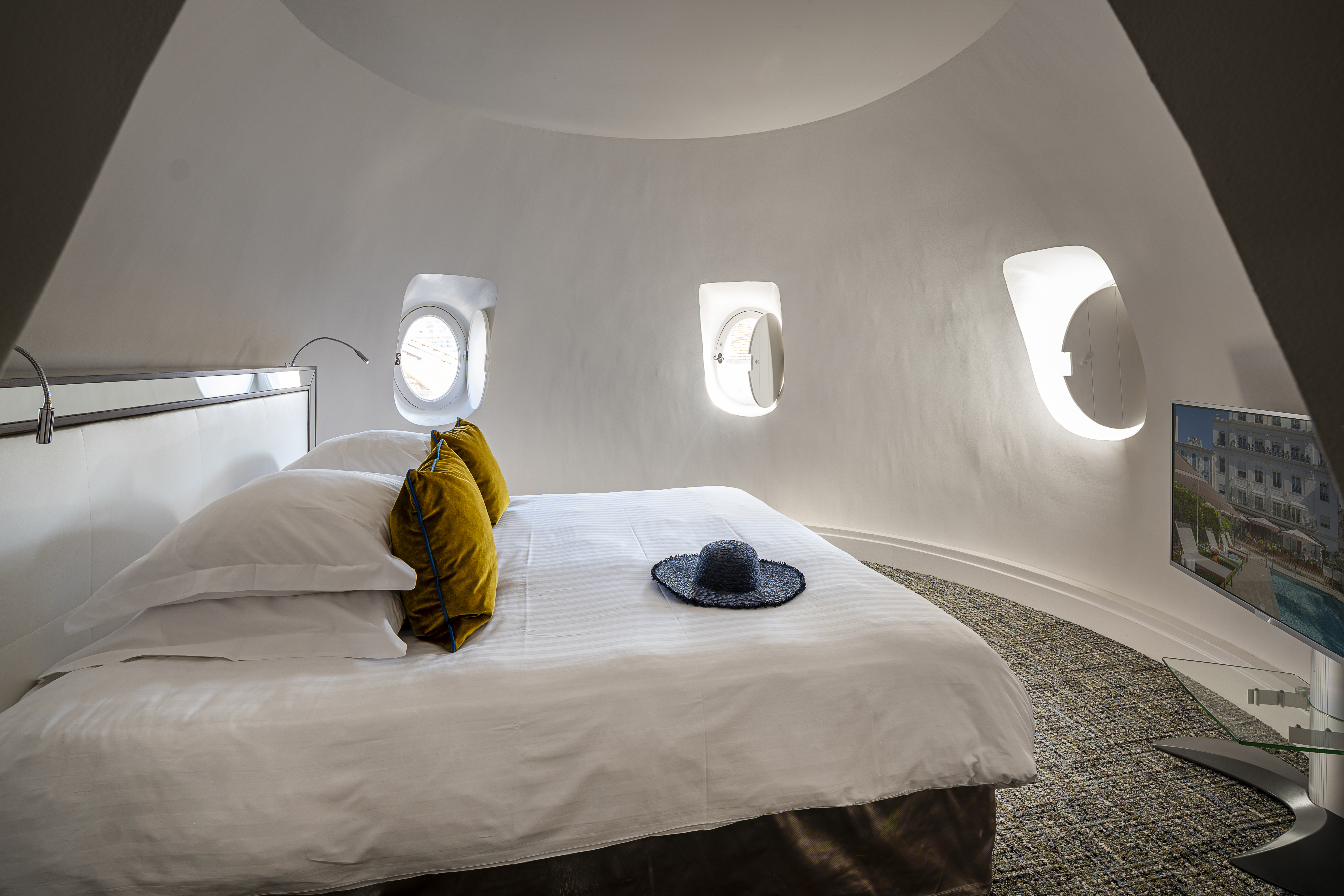 Hotel le Canberra Over view