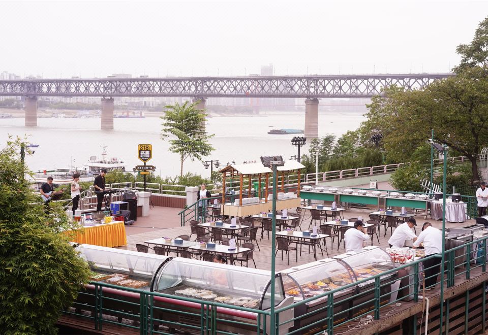 Holiday Inn Wuhan RiverisdeHotel Overview