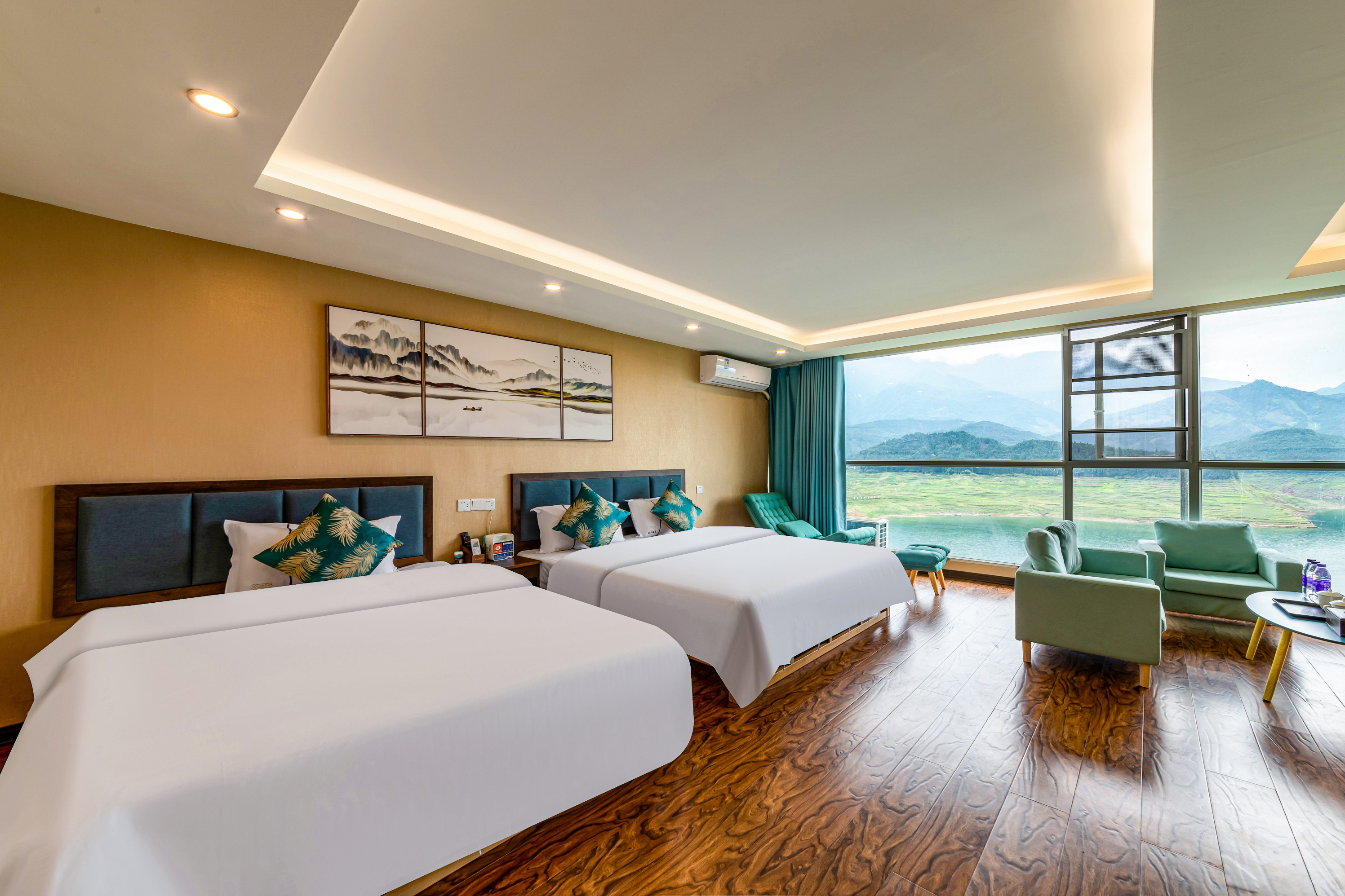 Table Mountain · Mountain View Lakeside · Luxury Retreat Hotel (Yanv Lake) Over view