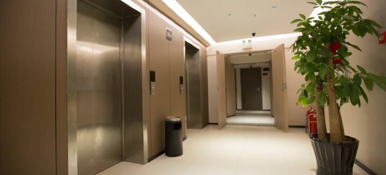 尖峰·悦电竞酒店(鞍山万象汇火车站店)图片