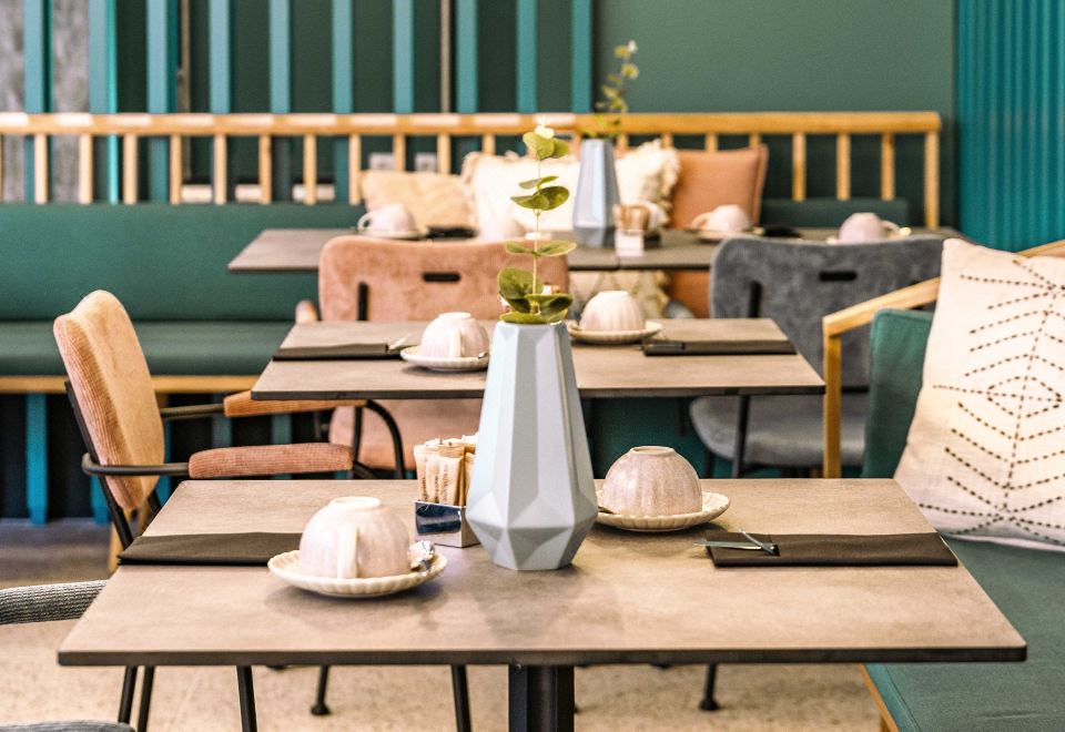 Vincci Bonjardim Hotel Overview