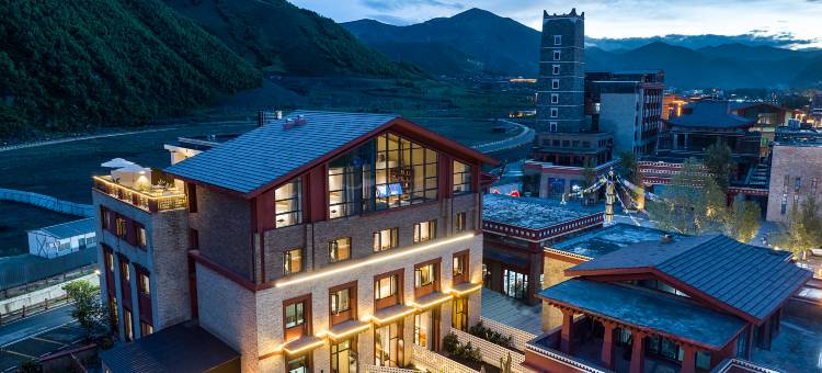 暮山映雪·私汤别院(康定新都桥摄影天堂小镇店)图片