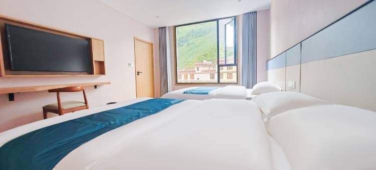 鼎苒时光酒店(白玉县店)图片