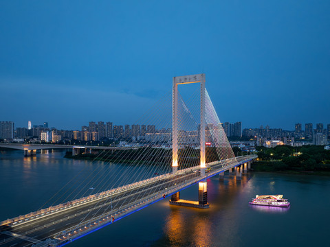 优范Plus·江景酒店(医科大一附院南湖公园店)