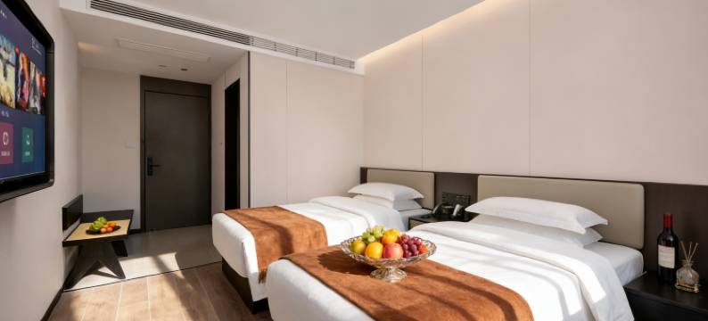 新泰•依朵WCYBERPUNKDESIGNCINE高空城景•酒店(光明路汽车总站店)图片