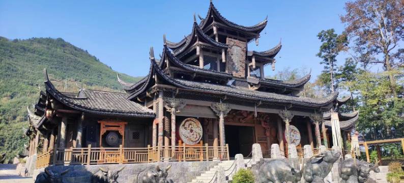 龙山惹巴拉民俗楼图片