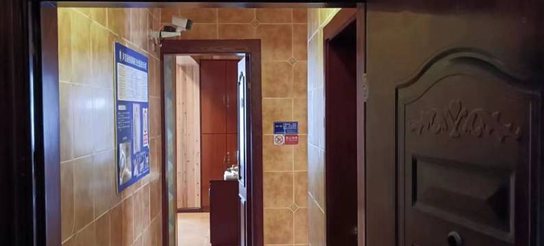 泸定川边宾馆图片