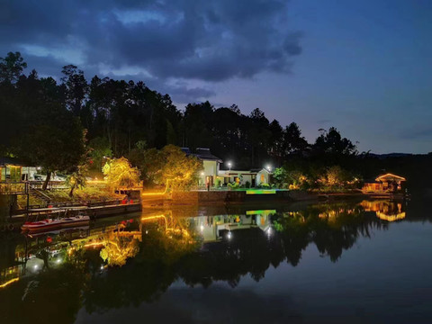 特铭尔汽车客栈·垂钓民宿