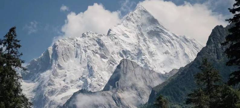 溪畔汤泉度假酒店(毕棚沟景区理小路店)图片