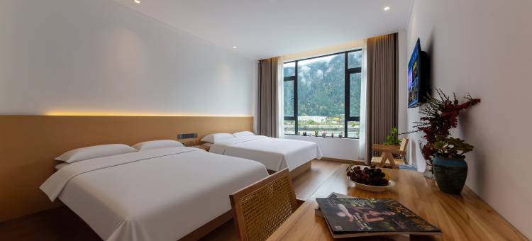 波密枕江山水绘图片