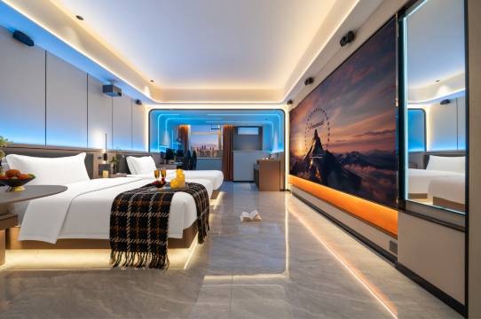 叶与晨电竞电影酒店(石家庄火车站西美花街生活广场店)