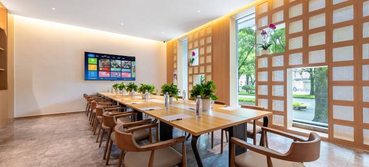 鑫际洲温泉酒店(腾越大商汇店)图片